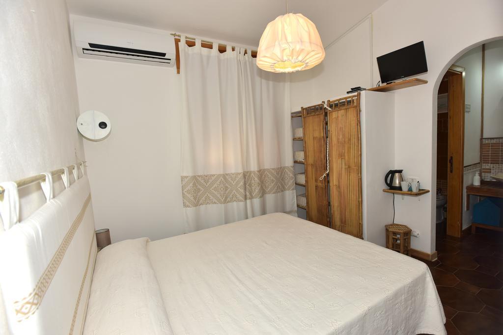 Bed & Breakfast Yin & Yang San Pantaleo Exterior photo
