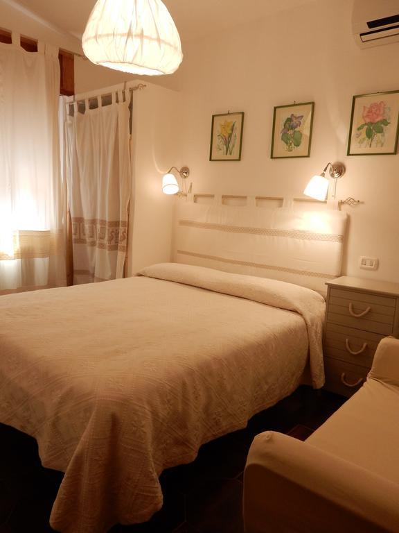 Bed & Breakfast Yin & Yang San Pantaleo Exterior photo