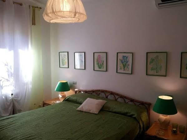 Bed & Breakfast Yin & Yang San Pantaleo Exterior photo
